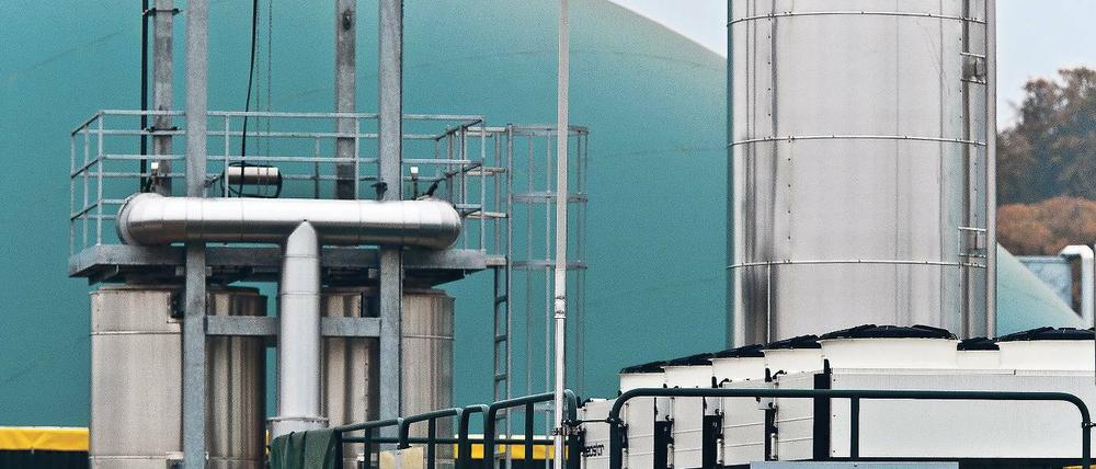 Eine Biogasanlage produziert beinahe CO2-neutral Energie aus biologischen Abfällen. Stickstoff in den Gärresten kann Böden und das Trinkwasser belasten.