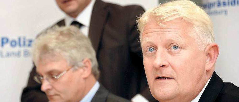 Männer ohne Maske. Polizeipräsident Arne Feuring (r.), der Leiter der Soko „Imker“, Siegbert Klapsch (l.), und der Leiter der Mordkommission Falk Küchler waren von Beamten im Maskenmann-Fall kritisiert worden.