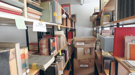 Originalverpackt seit letztem Umzug. Im Depot des Potsdam Museums auf Hermannswerder gibt es nicht genug Platz, um endlich auch die letzten Bücherkisten auszupacken. Wer hier etwas Bestimmtes sucht, muss Geduld und Zeit mitbringen.