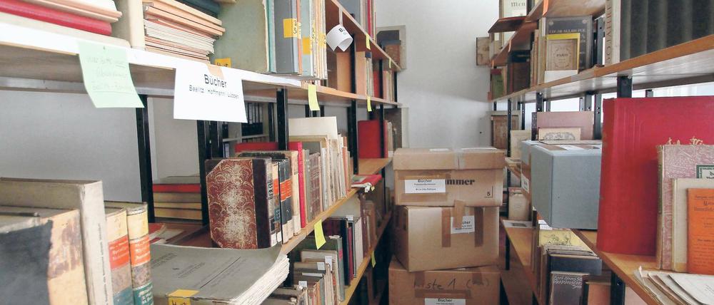 Originalverpackt seit letztem Umzug. Im Depot des Potsdam Museums auf Hermannswerder gibt es nicht genug Platz, um endlich auch die letzten Bücherkisten auszupacken. Wer hier etwas Bestimmtes sucht, muss Geduld und Zeit mitbringen.