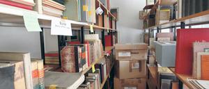 Originalverpackt seit letztem Umzug. Im Depot des Potsdam Museums auf Hermannswerder gibt es nicht genug Platz, um endlich auch die letzten Bücherkisten auszupacken. Wer hier etwas Bestimmtes sucht, muss Geduld und Zeit mitbringen.