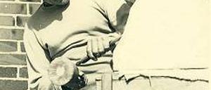 Porträt des Künstlers. Der Bildhauer Walter Bullert bei der Arbeit.