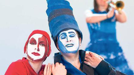 Die Liebe als „Mensch ärgere dich nicht“. Bei der Minioper „Il Giardino d’Amore“ in der Schinkelhalle diente ein bodenliegendes Spielbrett als Bühne.