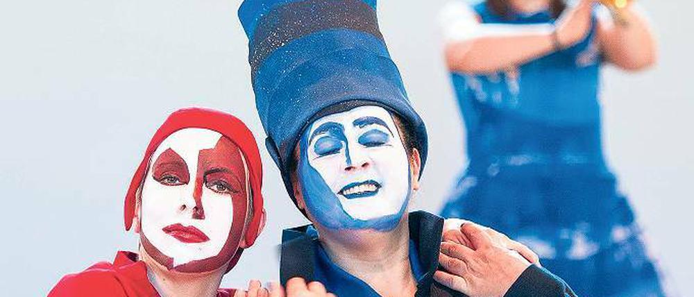 Die Liebe als „Mensch ärgere dich nicht“. Bei der Minioper „Il Giardino d’Amore“ in der Schinkelhalle diente ein bodenliegendes Spielbrett als Bühne.