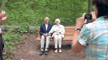 Geschenk. Gerhard Casperson mit seiner Frau auf seiner Bank.