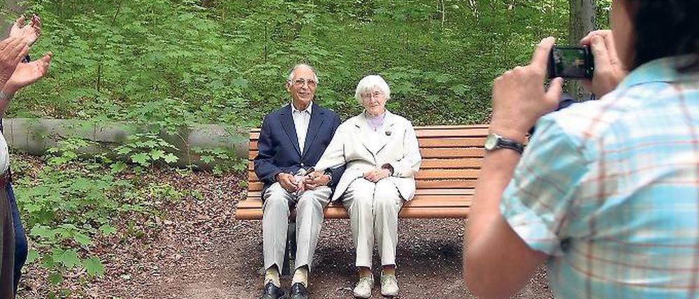 Geschenk. Gerhard Casperson mit seiner Frau auf seiner Bank.