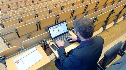 Ein Teilnehmer der Konferenz zur nationalen Cyber-Sicherheit im Hasso-Plattner-Institut.