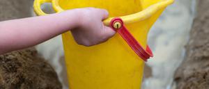 Eimer bereit halten: Werderaner werden gebeten, die Bäume vor ihren Häusern mit Wasser zu versorgen.