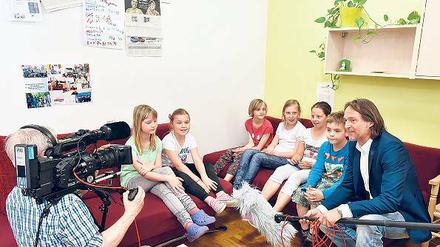 Interviewer interviewt. Die Kinder des Bornstedter Hortes wurden im Mai vom Fernsehen zu ihrem Filmprojekt zum Thema Kinderrechte befragt.