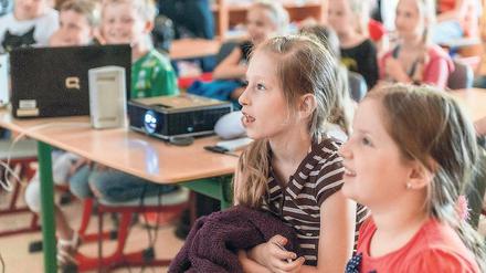 Public Viewing im Klassenzimmer. Die Schüler der Meusebach-Grundschule in Geltow fiebern der Entscheidung zum diesjährigen Deutschen Schulpreis entgegen.