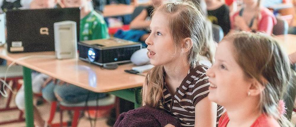 Public Viewing im Klassenzimmer. Die Schüler der Meusebach-Grundschule in Geltow fiebern der Entscheidung zum diesjährigen Deutschen Schulpreis entgegen.