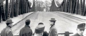 Brücke der Spione. Blick über den Schlagbaum auf Westberliner Seite.