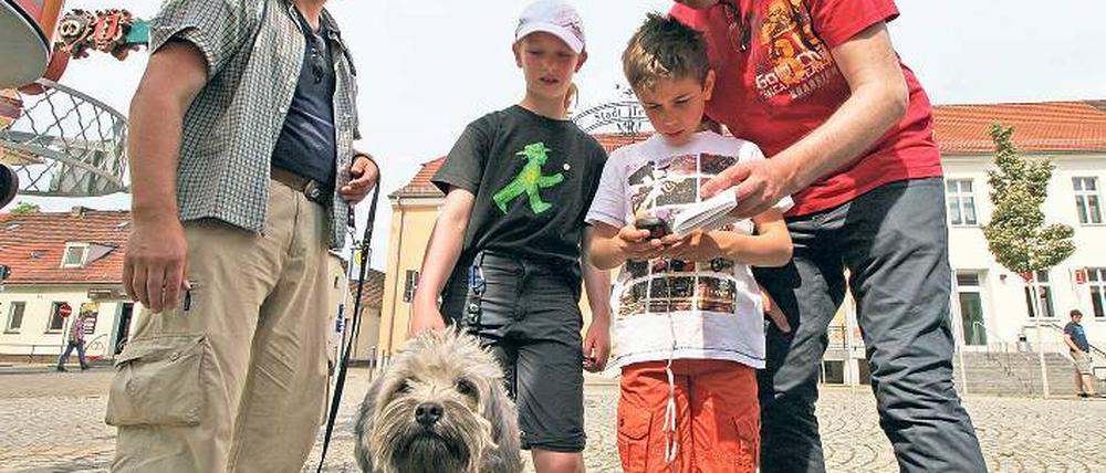 Gemeinsam raten. Geocacher in Teltow ermitteln das nächste Ziel.