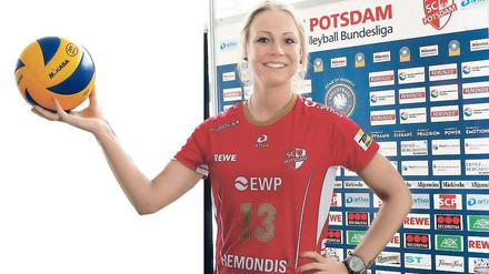 Im roten Dress des SC Potsdam. Am Mittwoch wurde Saskia Hippe offiziell als Neuzugang vorgestellt und zog sich gleich das Trikot über, das sie in der kommenden Saison tragen wird. Zuletzt spielte die gebürtige Berlinerin beim Deutschen Rekordmeister Schweriner SC.