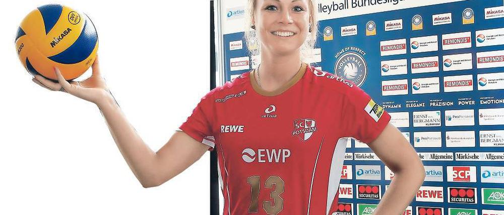 Im roten Dress des SC Potsdam. Am Mittwoch wurde Saskia Hippe offiziell als Neuzugang vorgestellt und zog sich gleich das Trikot über, das sie in der kommenden Saison tragen wird. Zuletzt spielte die gebürtige Berlinerin beim Deutschen Rekordmeister Schweriner SC.