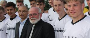 Unternehmer John Zou aus Shanghai hat mit Orgelbauer Matthias Schuke eine Kooperation beschlossen. Und auch die Fußball-Jugend wird gefördert.