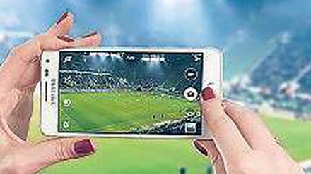 Das wird teuer. Wer mit dem eigenen Smartphone und der Periscope-App Fußballspiele live aus dem Stadion zeigt, der läuft Gefahr, Übertragungsrechte zu verletzen.
