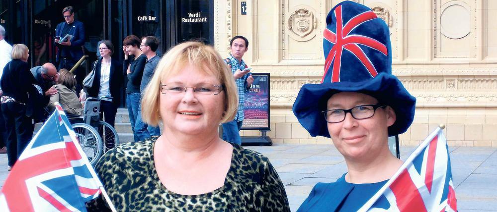 Queen-affin. Ingrid Baitz (l.) mit Kursteilnehmerin Grit Neubig in London.