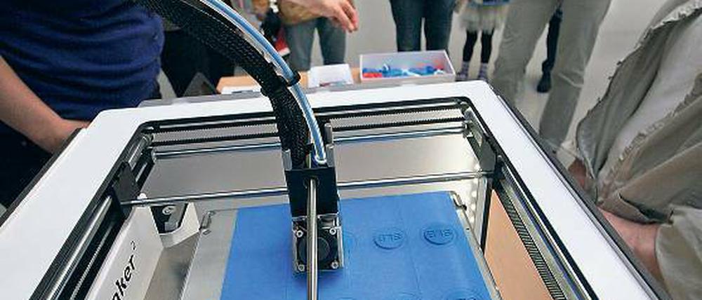 Neue Technik: Der 3D-Drucker in der Stadt- und Landesbibliothek.