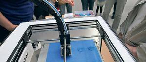Neue Technik: Der 3D-Drucker in der Stadt- und Landesbibliothek.