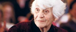 Geprüft und für gut befunden. Ingeborg Rapoport bei der Übergabe ihrer Promotionsurkunde in Hamburg.