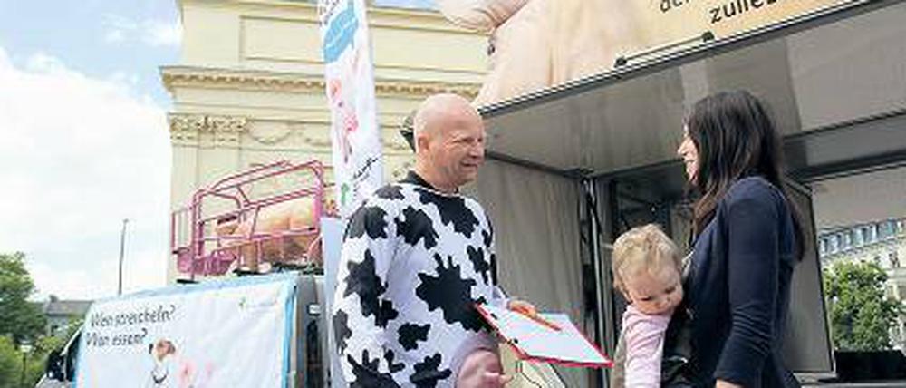 Im Kuhkostüm. Aktivist Carsten Halmanseder vor dem „Grunzmobil“.