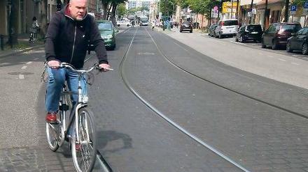 Riskante Manöver. Auf der Rudolf-Breitscheid-Straße endet der Streifen für Radfahrer im Nirgendwo – neben den Gleisen.