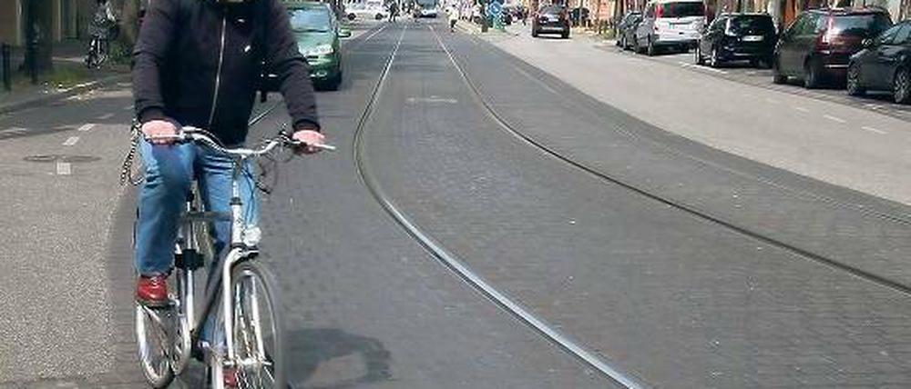 Riskante Manöver. Auf der Rudolf-Breitscheid-Straße endet der Streifen für Radfahrer im Nirgendwo – neben den Gleisen.
