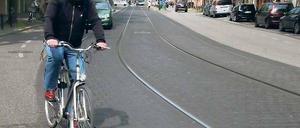 Riskante Manöver. Auf der Rudolf-Breitscheid-Straße endet der Streifen für Radfahrer im Nirgendwo – neben den Gleisen.