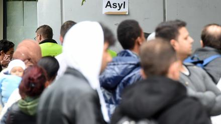 Sie brauchen Schutz vor Verfolgung, eine sichere Unterkunft. Oft aber finden Land und Kommunen nur Provisorien für Flüchtlinge - wie die Turnhalle in Michendorf.