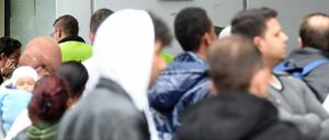 Sie brauchen Schutz vor Verfolgung, eine sichere Unterkunft. Oft aber finden Land und Kommunen nur Provisorien für Flüchtlinge - wie die Turnhalle in Michendorf.