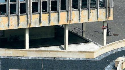 Fachhochschule und Stadtschloss. Der markante DDR-Bau soll abgerissen werden, die neue Bürgerinitiative will ihn – und den Kontrast – erhalten.