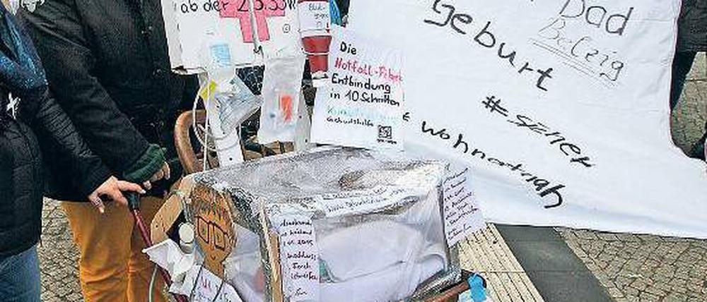 Protest in Potsdam. Im März demonstrierten Hebammen vor dem Rathaus.