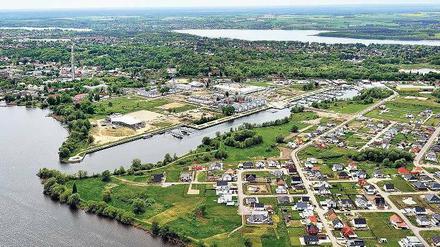 Die Eigentumswohnungen in den Neubauten am Stichhafen der Havelauen in Werder tragen mit zur Preisentwicklung im Landkreis bei.