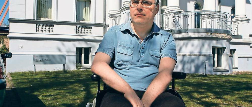 Keinen Plan B. Oliver Lenz, 49 Jahre alt und an Multipler Sklerose erkrankt, kämpft für seine Wohnung.