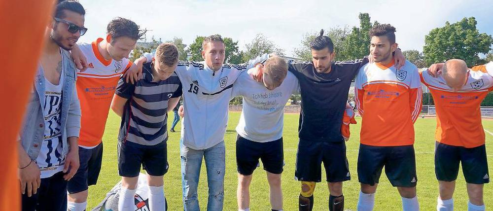 Das ist der Schlüssel zum Erfolg. Geschlossenheit demonstrieren die Spieler Fortuna Babelsberg und ihr Trainer Sebastian Michalske (4.v.l.) auf und neben dem Platz.