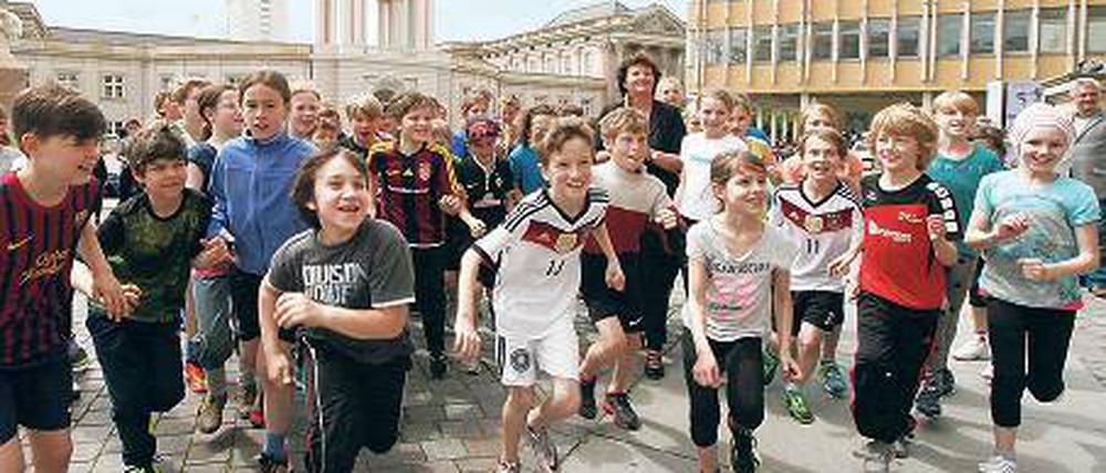 Auf die Plätze, fertig, los. Die Schüler geben beim Lauf alles.
