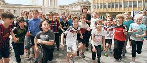 Auf die Plätze, fertig, los. Die Schüler geben beim Lauf alles.