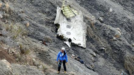 Ein Mitglied eines Bergungstrupps am Absturzort von Flug Germanwings 4U9525