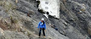 Ein Mitglied eines Bergungstrupps am Absturzort von Flug Germanwings 4U9525