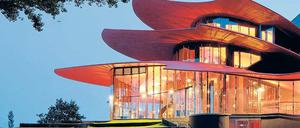 Das gläserne Theater. Die Bühne als politischer Ort – darüber debattierte der Deutsche Bühnenverein am Wochenende im Hans Otto Theater. Doch wie gelingt künstlerische Demokratie? Indem Regisseure die gleichen Rechte wie Autoren bekommen, Texte zu verändern? Indem Bürger Inszenierungen mitgestalten?