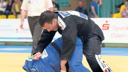 Ein Engländer kämpft für Potsdam. Der dreifache Britische Meister Jan Gosiewski (schwarzer Anzug) gewann sein Duell zum Saisonauftakt in Frankfurt (Oder) und geht auch am Samstag gegen Witten auf die Matte.