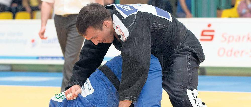 Ein Engländer kämpft für Potsdam. Der dreifache Britische Meister Jan Gosiewski (schwarzer Anzug) gewann sein Duell zum Saisonauftakt in Frankfurt (Oder) und geht auch am Samstag gegen Witten auf die Matte.