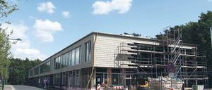 Der Schulbau schreitet voran. In den Sommerferien soll Einzug sein.