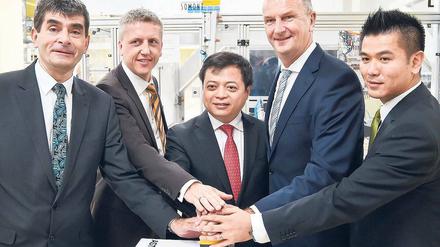 Hoffnung Solarenergie. 2014 gab Regierungschef Woidke den Produktionsstart beim Solarmodulbauer Astroenergy in Frankfurt (Oder). Nun will er das Mutterunternehmen in China besuchen.