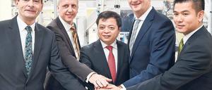 Hoffnung Solarenergie. 2014 gab Regierungschef Woidke den Produktionsstart beim Solarmodulbauer Astroenergy in Frankfurt (Oder). Nun will er das Mutterunternehmen in China besuchen.