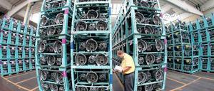 Für den richtigen Griff. Ein Versand-Disponent überprüft Pkw-Handschaltgetriebe im ZF-Getriebewerk in Brandenburg/Havel.