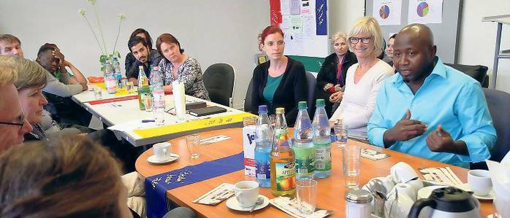 Im Gespräch. Jean-Marce Banoho, Leiter der Flüchtlingsunterkunf im Staudenhof (r.), berichtete Brandenburgs Sozialministerin Diana Golze (2.v.l.) und Potsdams Sozialdezernentin Elona Müller-Preinesberger (3.v.l.) von der Arbeit mit Flüchtlingen.
