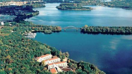 Bahndamm am Templiner See. Hier sollte die Havelspange entlangführen.