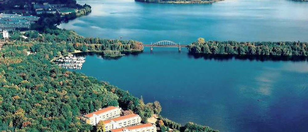 Bahndamm am Templiner See. Hier sollte die Havelspange entlangführen.